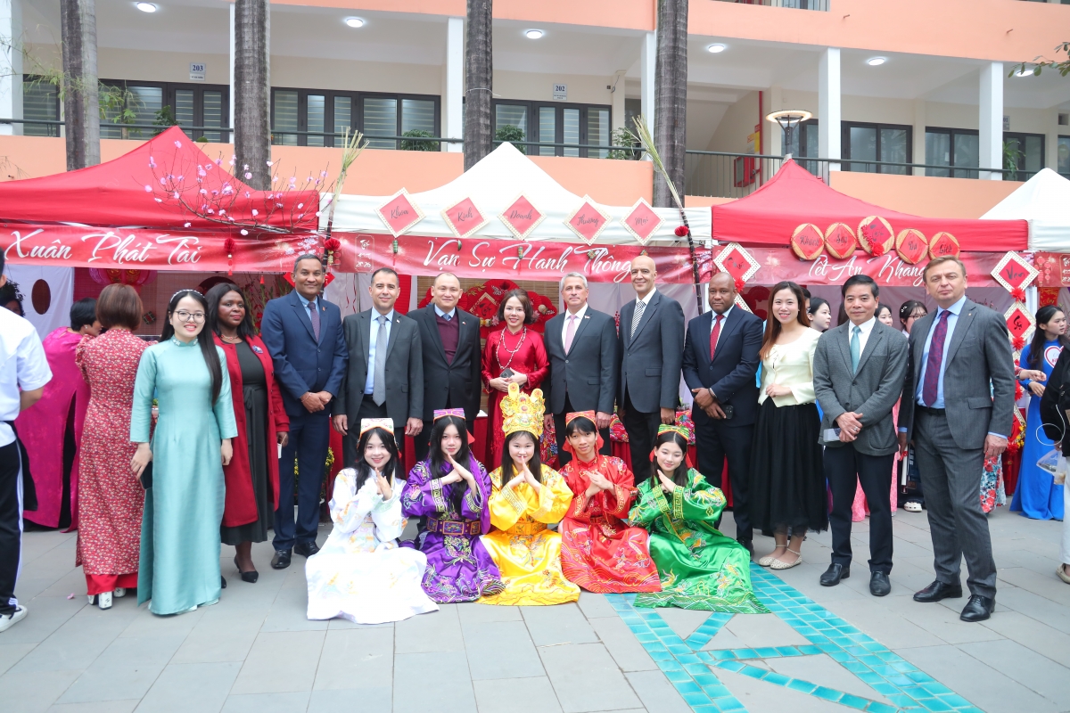 Đại sứ các nước chụp ảnh lưu niệm cùng Thầy trò trường Cao đẳng Thương mại và Du lịch Hà Nội trong chương trình Xuân gắn kết – Tết trọn niềm vui 2026