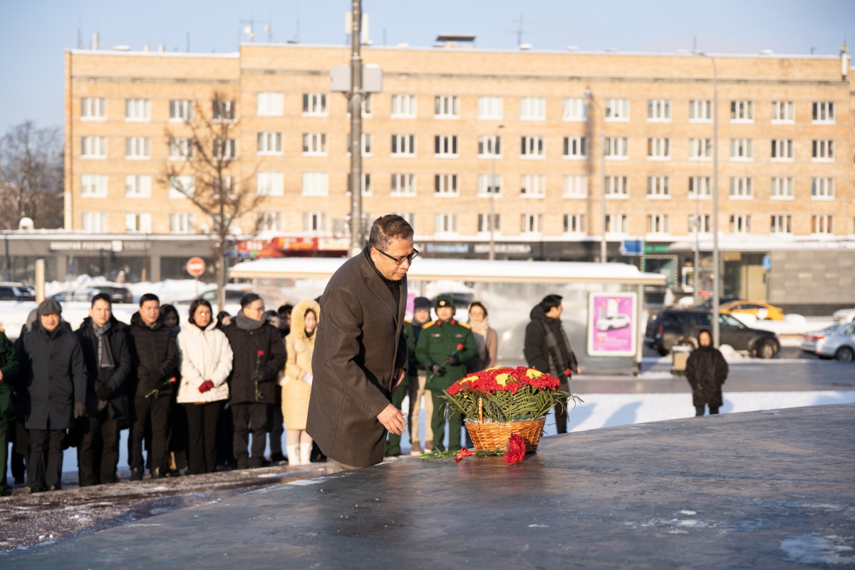 Đại sứ Đặng Minh Khôi đặt hoa tỏ lòng thành kính, tưởng niệm Chủ tịch Hồ Chí Minh vĩ đại