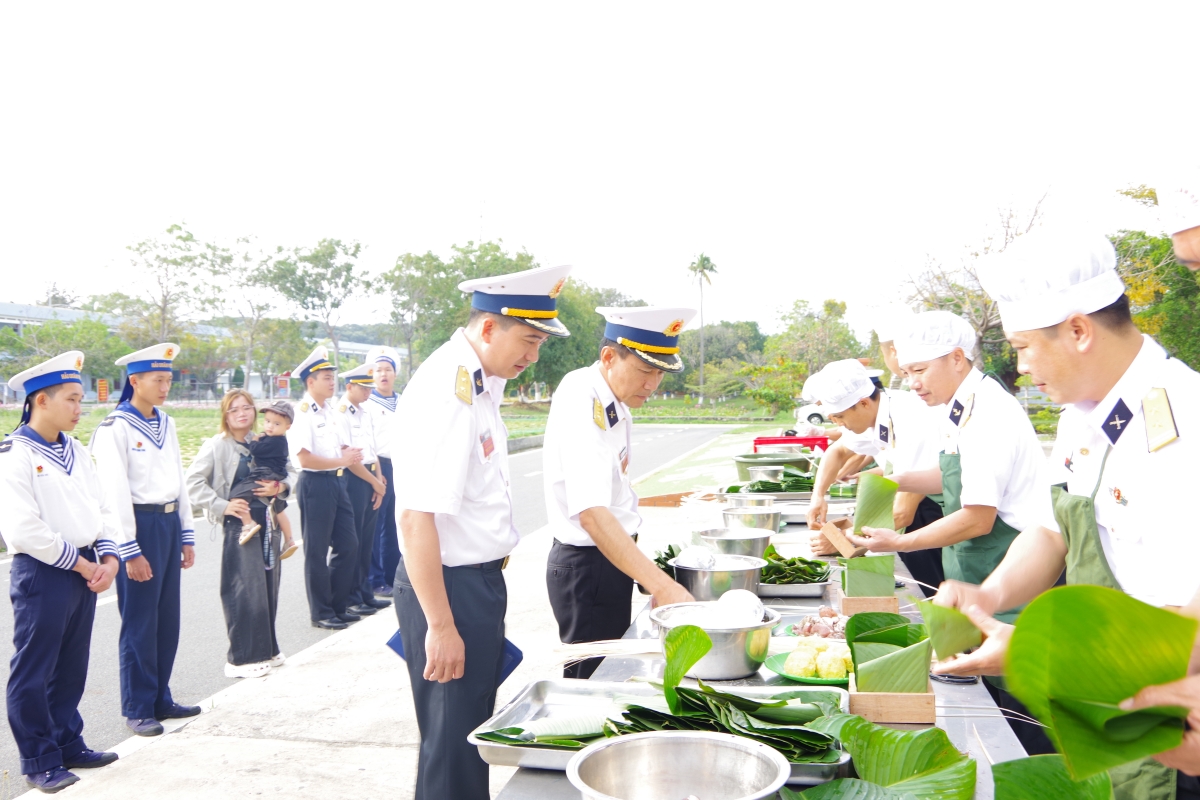 Đại tá Trần Văn Quyển theo dõi, động viên các đội thi 