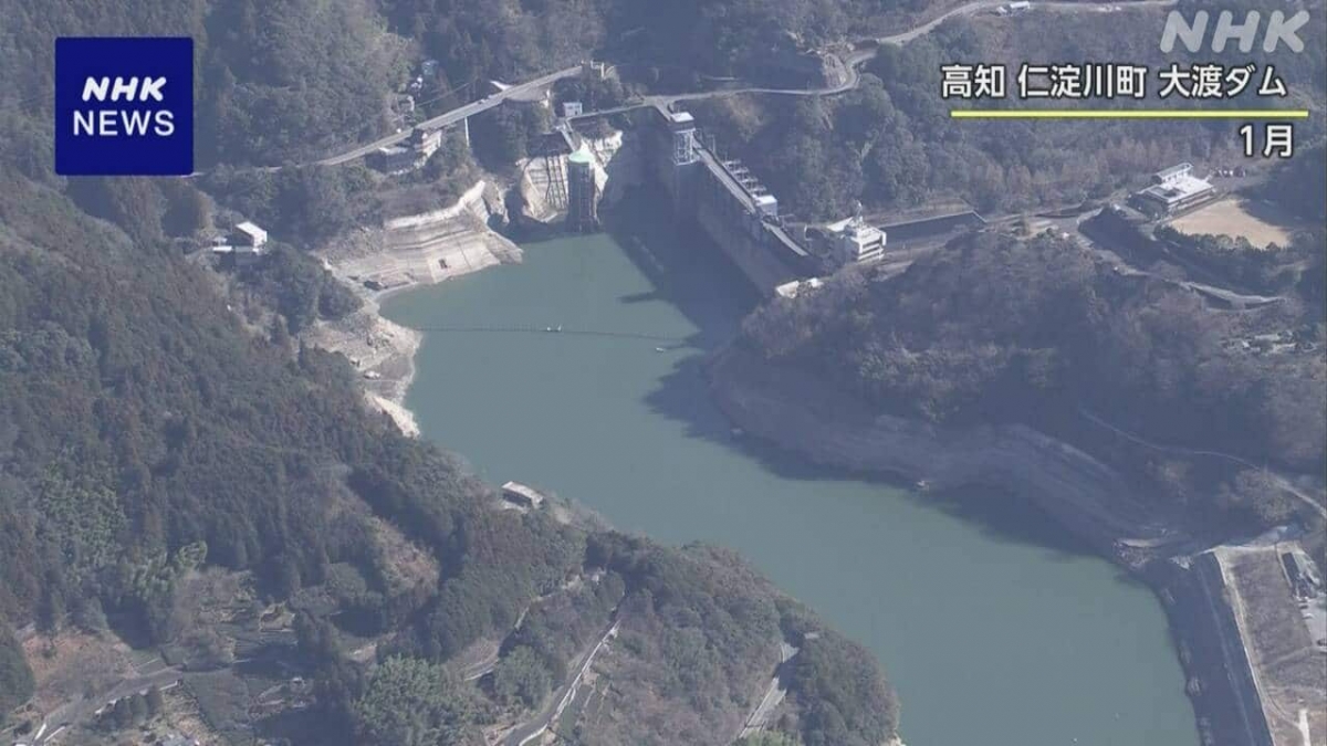 Đập Odo ở tỉnh Kochi đã rơi vào mực nước chết từ tháng 1 vừa qua (ảnh NHK)