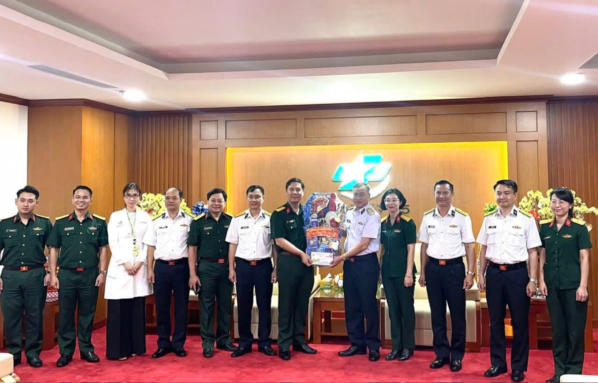 Đoàn công tác do Chuẩn Đô đốc Nguyễn Đăng Tiến, Chính ủy Vùng 3 Hải quân làm trưởng đoàn đã đến thăm, chúc Tết Bệnh viện Quân y 175 (Bộ Quốc phòng)