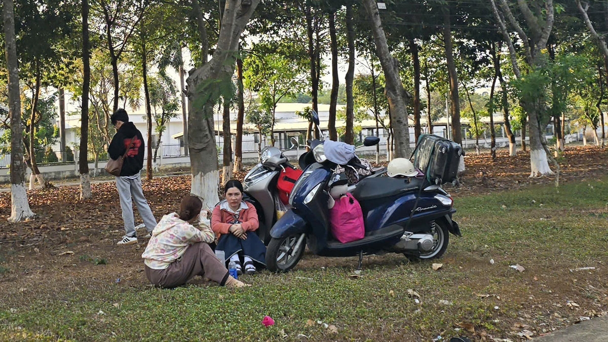 Để vượt qua quãng đường dài hàng trăm cây số, nhiều gia đình chọn nghỉ chân bên lề đường, cùng nhau ăn vội ổ bánh mì hay uống ngụm nước suối để tiếp thêm sức lực cho chặng đường phía trước.