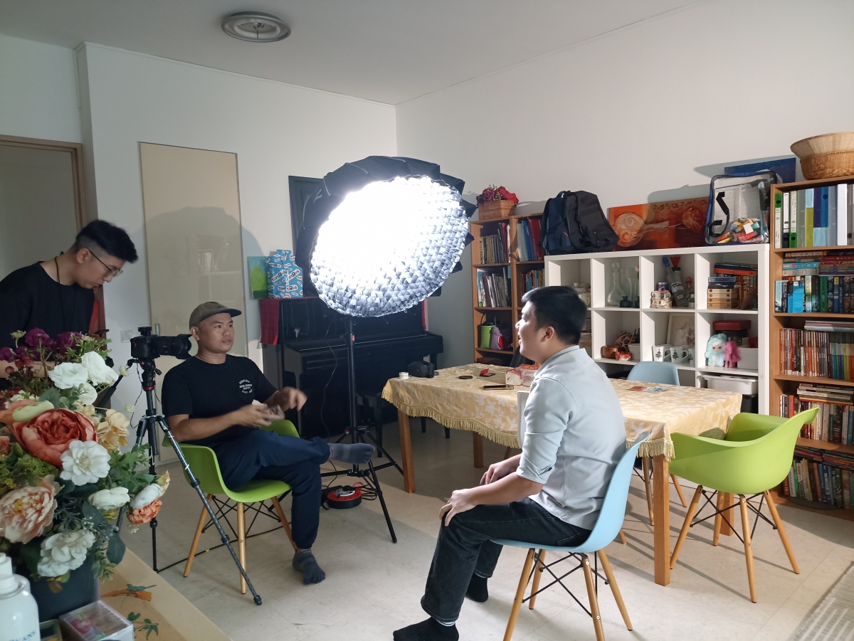 Bạn Đỗ Anh Khoa chia sẻ về Tết Việt với ê-kíp sản xuất phim tài liệu về Tết Việt của SHP Media