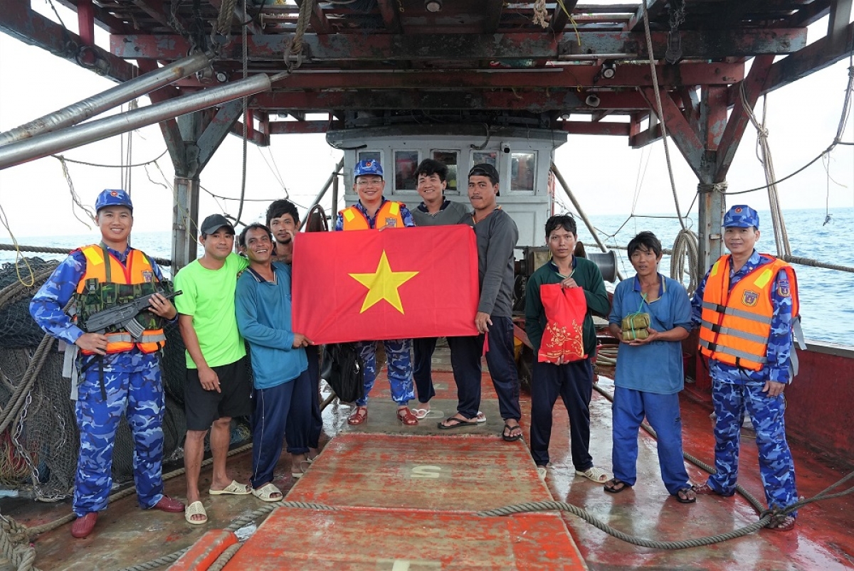 CBCS Cảnh sát biển tặng quà, chúc Tết ngư dân khai thác ở vùng biển giáp ranh Việt Nam - Malaysia