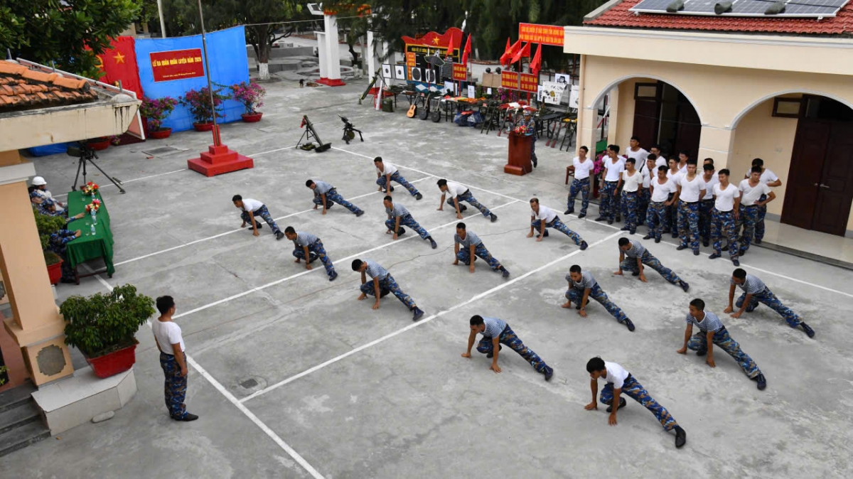 Đồng diễn thể dục trong Lễ ra quân huấn luyện tại đảo Sinh Tồn Đông