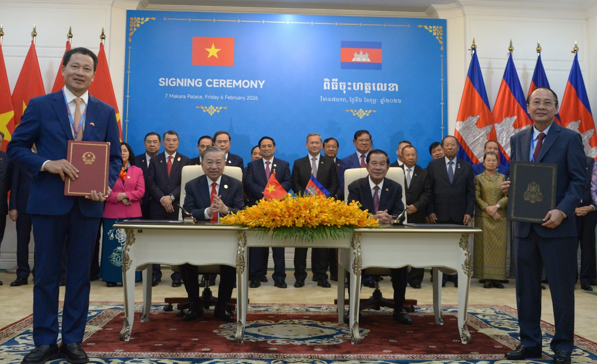 Tổng Bí thư Tô Lâm và Chủ tịch Đảng Nhân dân Campuchia Hunsen chứng kiến lễ kí văn kiện và Thoả thuận hợp tác giữa Bộ, ngành địa phương 2 nước
 