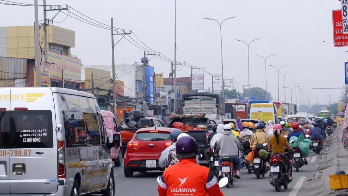 Dòng người kéo dài.