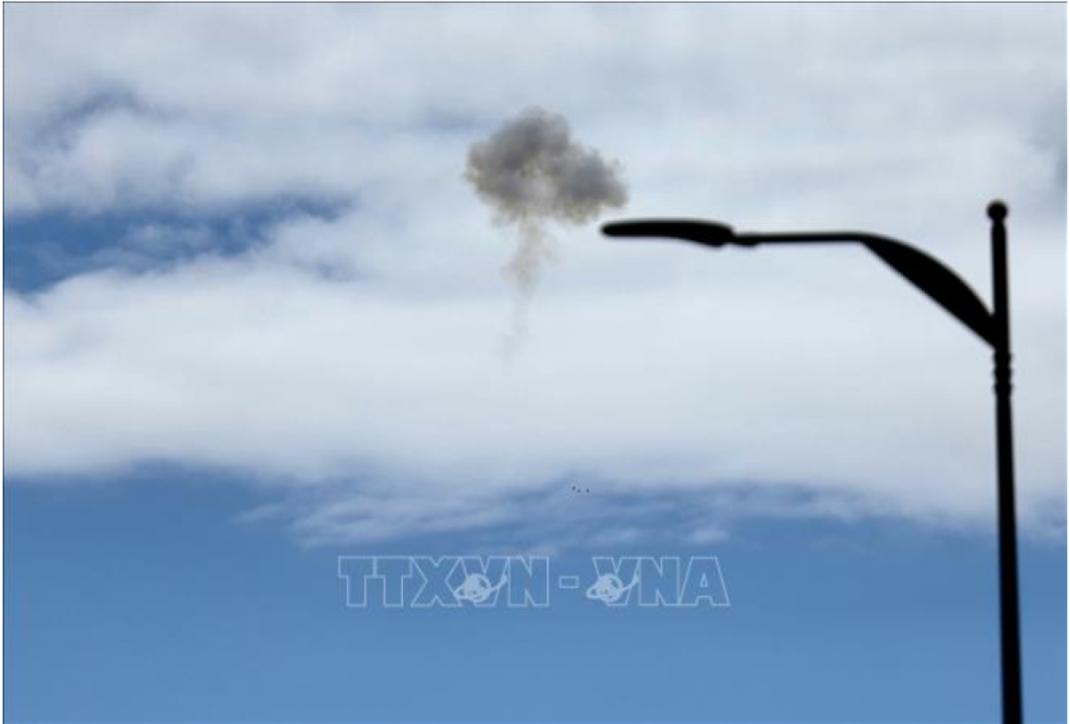 Khói trên bầu trời khu vực Jerusalem, Israel ngày 28/2/2026. Ảnh: THX/TTXVN