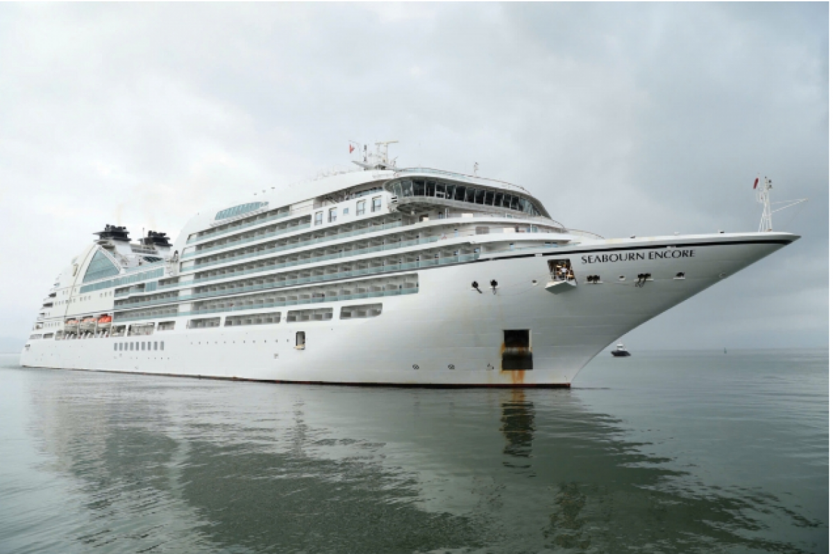 Tàu du lịch biển Seabourn Encore cập cảng Tiên Sa
