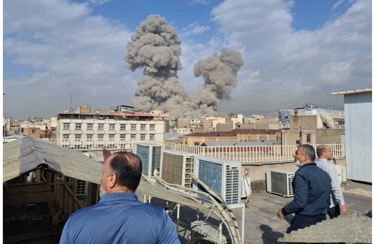 Người dân đứng nhìn cột khói bốc lên sau vụ nổ ở Tehran, Iran, ngày 28/2. Ảnh: AP