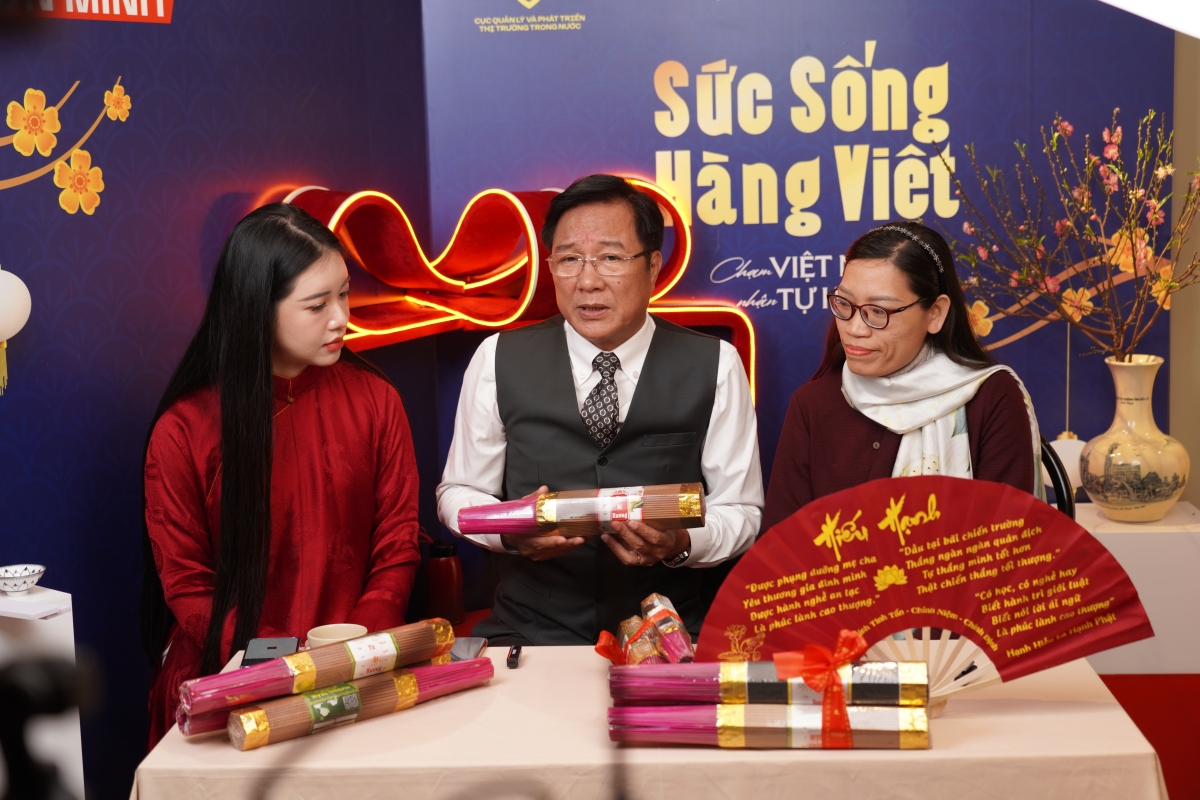 NSND Trọng Trinh giới thiệu về Hương Từ Bi của Hộ kinh doanh Nguyễn Thu Phương (Hà Nội)