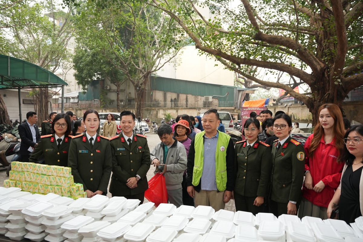 “Suất ăn yêu thương” – Hơi ấm Xuân từ lực lượng Công an Thủ đô