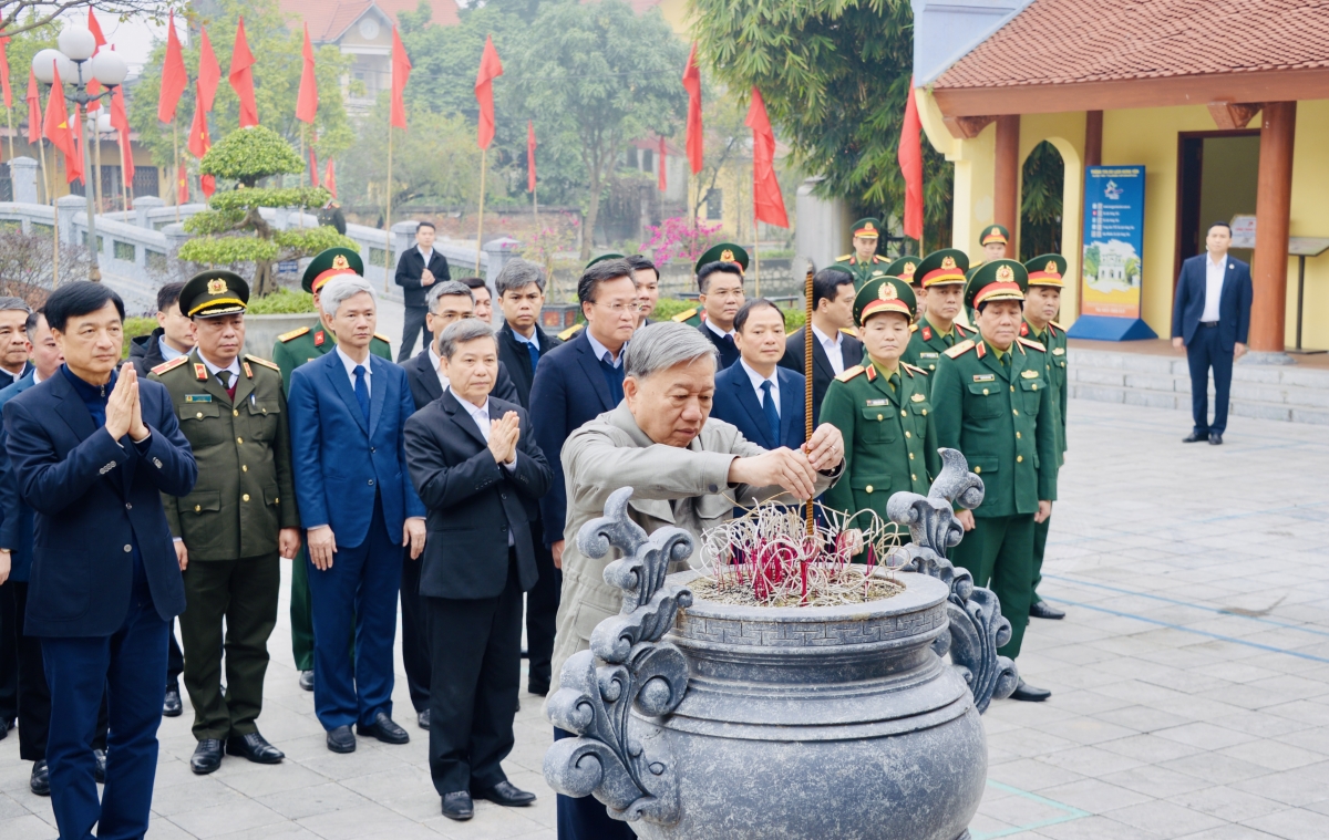 Dâng hương TBT Nguyễn Văn Linh