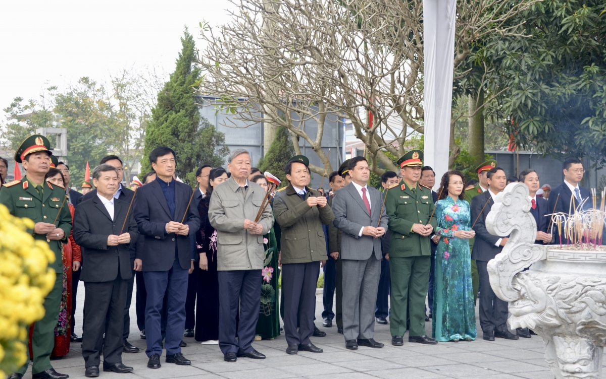 Dâng hương TBT Nguyễn Văn Cừ