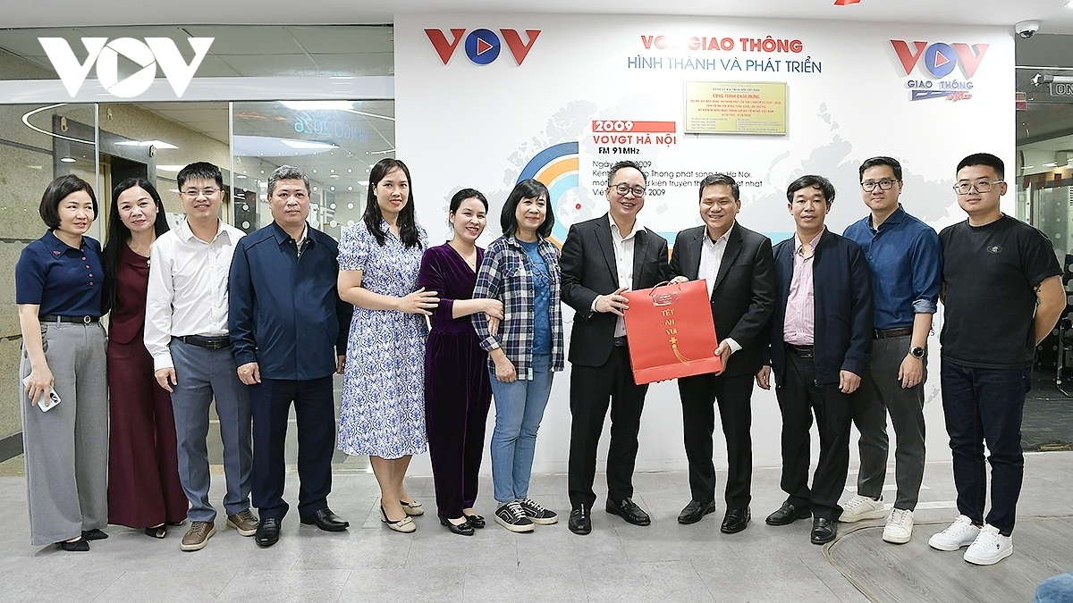 Phó Tổng giám đốc Phạm Mạnh Hùng thăm, động viên, chúc Tết Kênh VOV Giao thông.