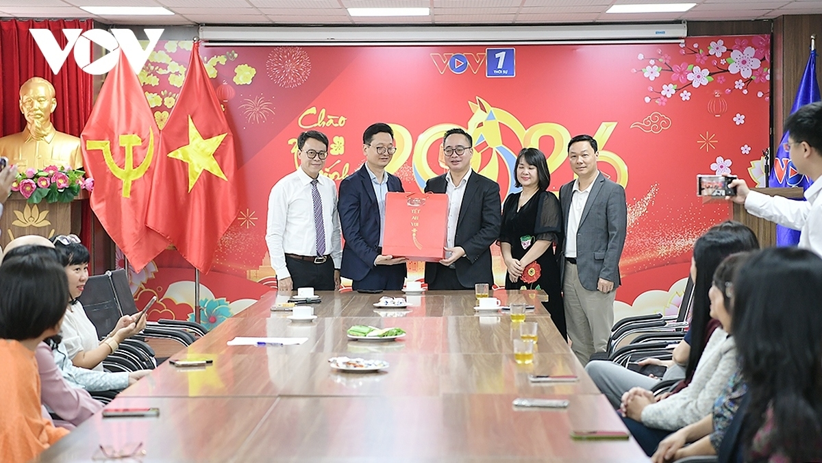 


Phó Tổng giám đốc chia sẻ: Năm Bính Ngọ là năm bản lề của đổi mới khi chúng ta bắt tay vào triển khai đề án chuyển đổi số. Chúng ta phải xây dựng mình trở thành một đơn vị sản xuất báo chí hàng đầu Việt Nam, để những nội dung chúng ta sản xuất được đưa lên các nền tảng số phục vụ đông đảo công chúng. 
Thay mặt lãnh đạo Đài TNVN, Phó Tổng giám đốc Phạm Mạnh Hùng chúc các cán bộ, viên chức sẽ có một đợt làm chương trình Tết ấn tượng. Chúc các gia đình cán bộ viên chức một năm mới thành công, hạnh phúc, an khang, thịnh vượng và gặt hái nhiều thành công.
