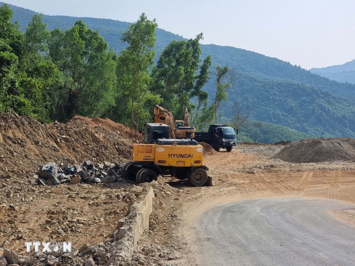 Giải phóng mặt bằng một dự án giao thông. (Ảnh: TTXVN)
 