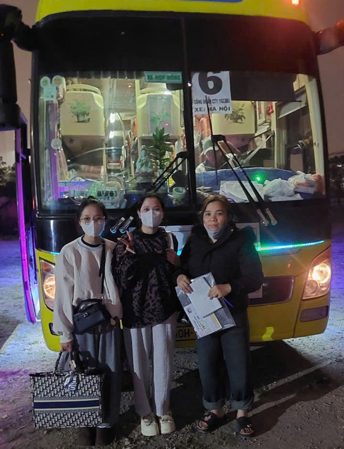 Dù gương mặt ai nấy vẫn còn vương vấn mùi khói bếp và nụ cười của cha mẹ già, nhưng tất cả đều mang theo một quyết tâm lớn, làm việc thật tốt để Tết năm sau lại được trở về trong sự sung túc và sum vầy.