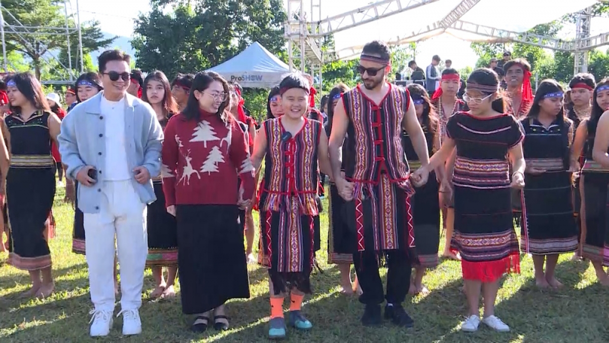 Du khách rất thích thú khi được trải nghiệm văn hoá Jarai. (ảnh- Nguyễn Thảo)