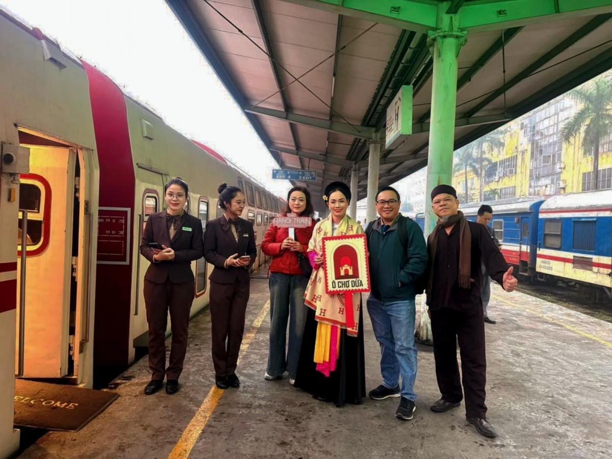 Du khách trải nghiệm Tàu 5 cửa ô được chào đón từ sân ga (Ảnh: Minh Ngọc)