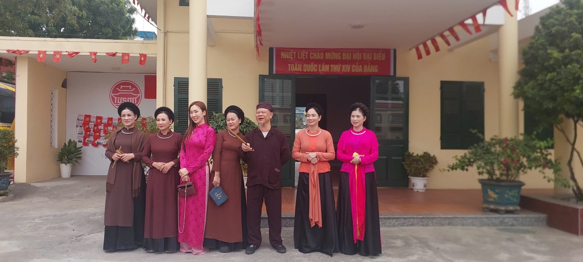 Du khách và các nghệ sĩ trình diễn nghệ thuật truyền thống trên Tàu lưu lại những kỷ niệm đẹp (Ảnh: Huyền Trang)