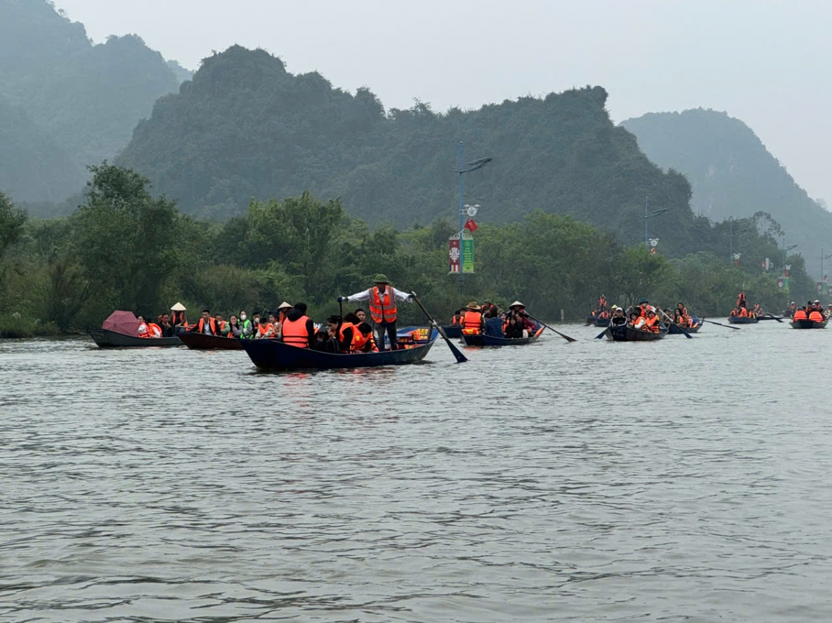 Du khách về với Lễ hội Du lịch Chùa Hương 2026 thư thái hành hương trên dòng suối Yến