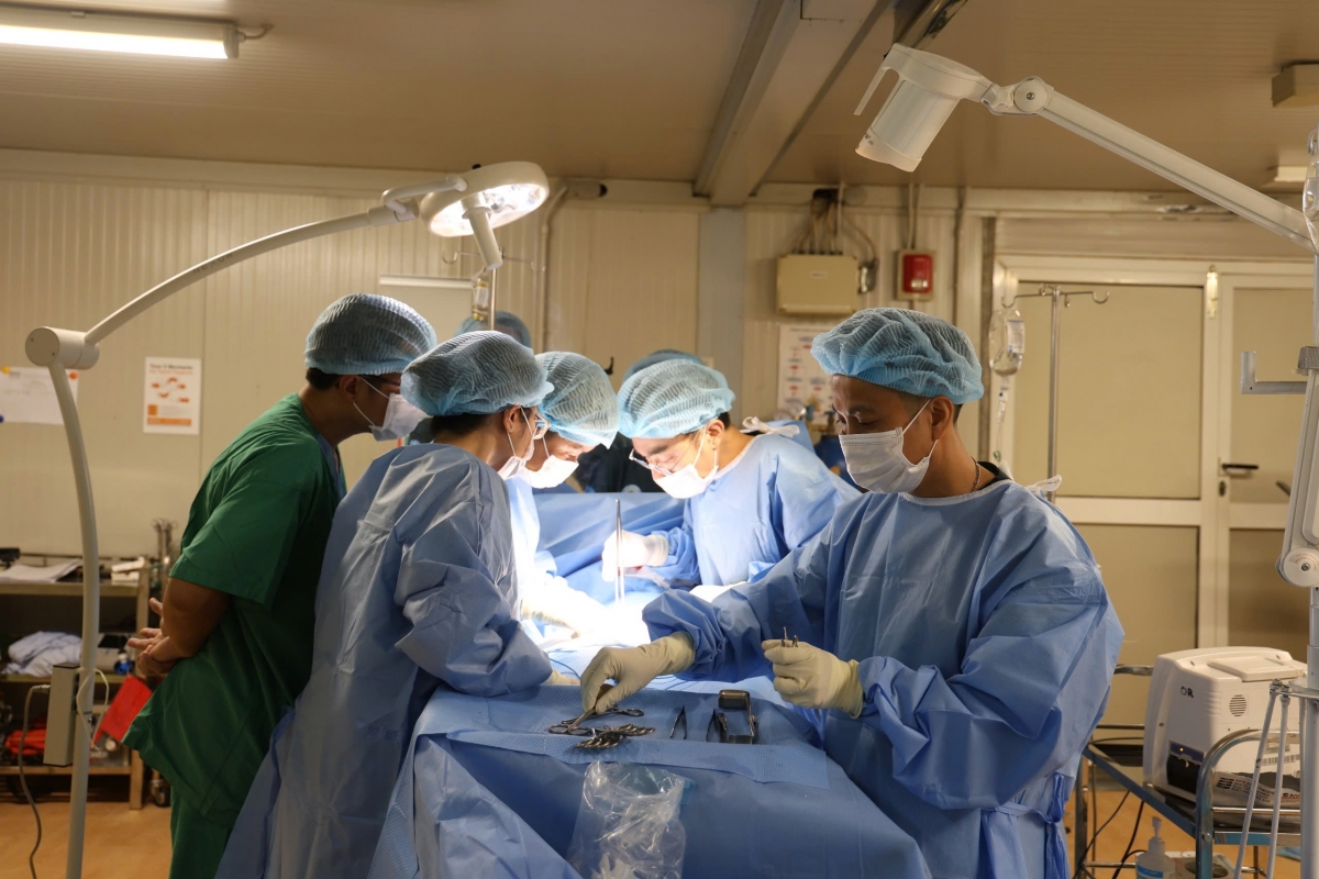 Các bác sỹ Việt Nam phẫu thuật cấp cứu cho bệnh nhân