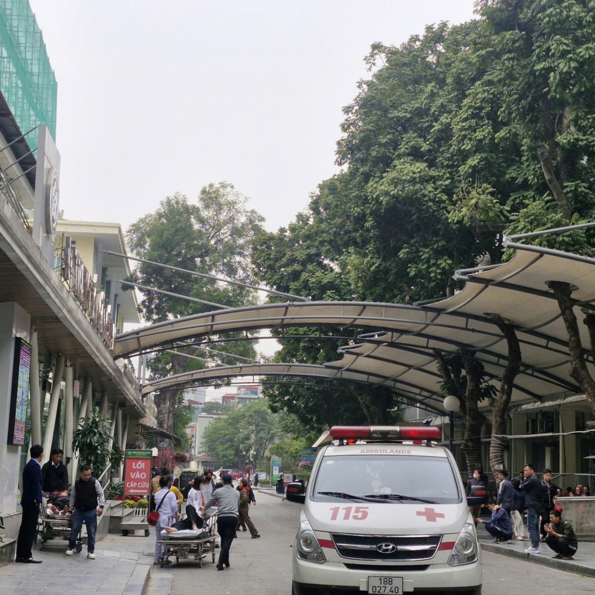 Người bệnh liên tục được vận chuyển đến Trung tâm Cấp cứu A9 ngày mùng 3 Tết