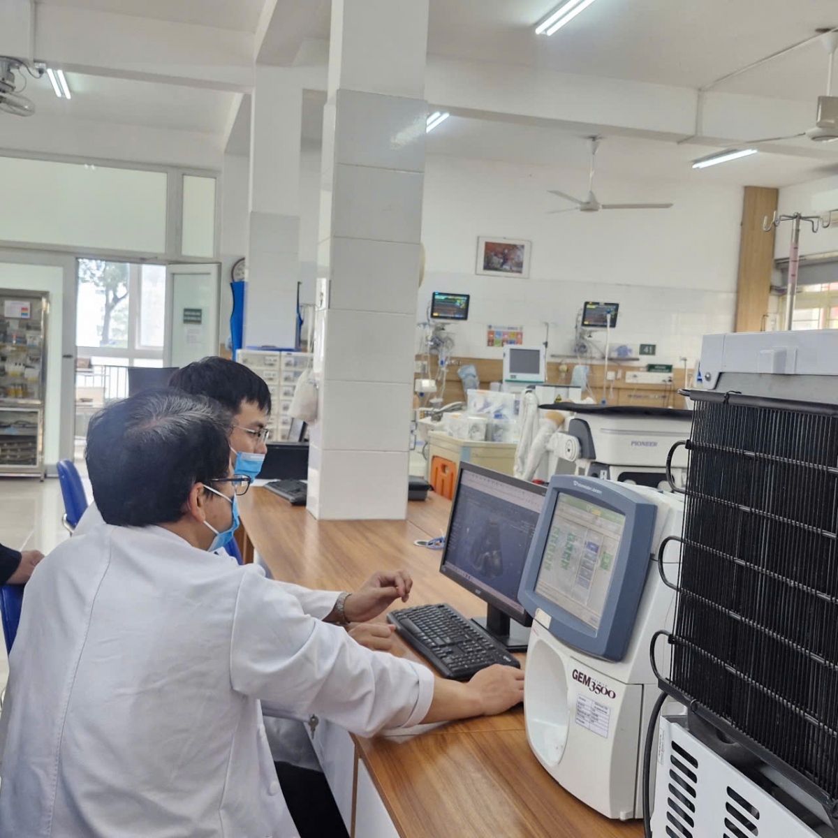 TS.BS Nguyễn Đăng Đức, Trung tâm Chống độc cùng đồng nghiệp kiểm tra kết quả điều trị cho người bệnh