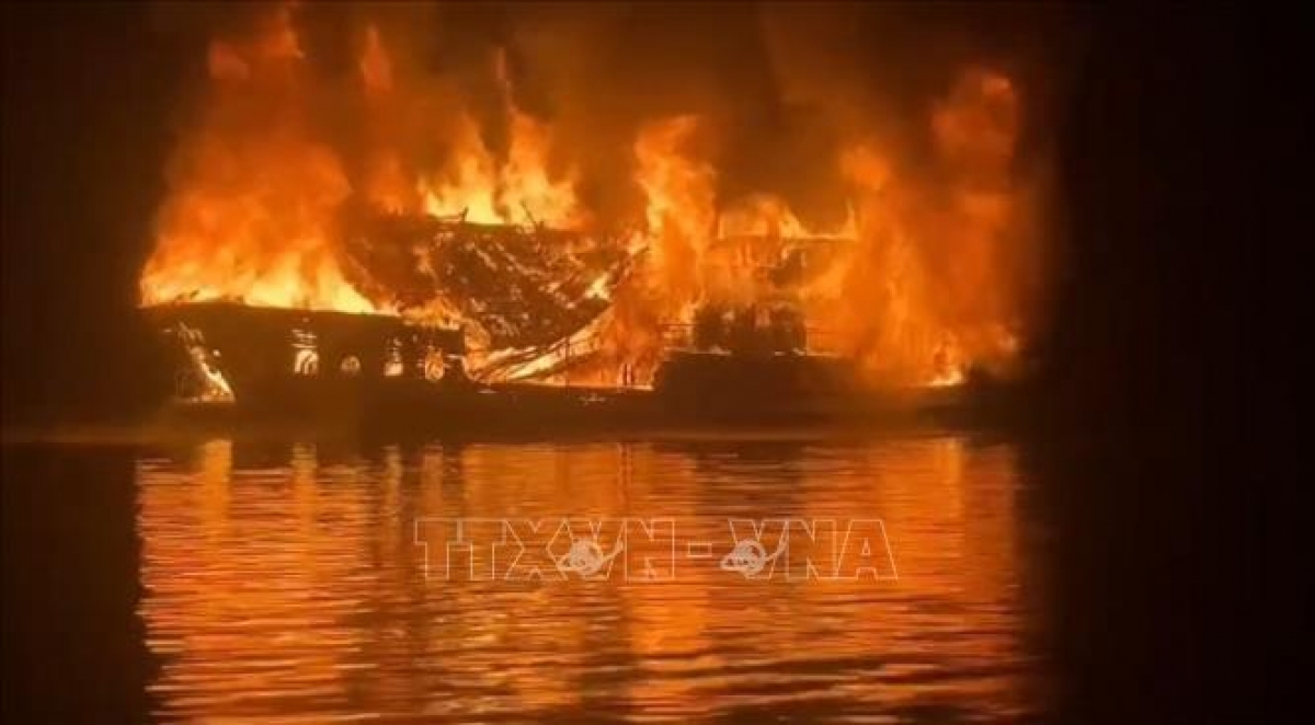 Hiện trường vụ cháy tàu du lịch Signature QN-7269. Ảnh: TTXVN