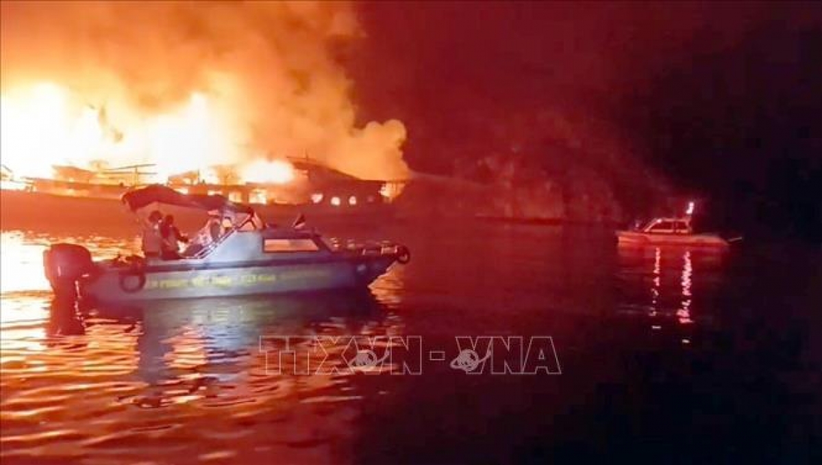 Lực lượng chức năng tiếp cận hiện trường khống chế đám cháy. Ảnh: TTXVN 