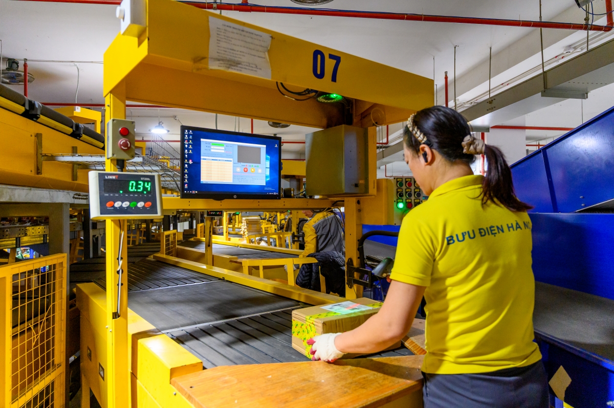 Nhân viên Bưu điện kiểm tra hàng hóa, đóng gói trước khi vận chuyển