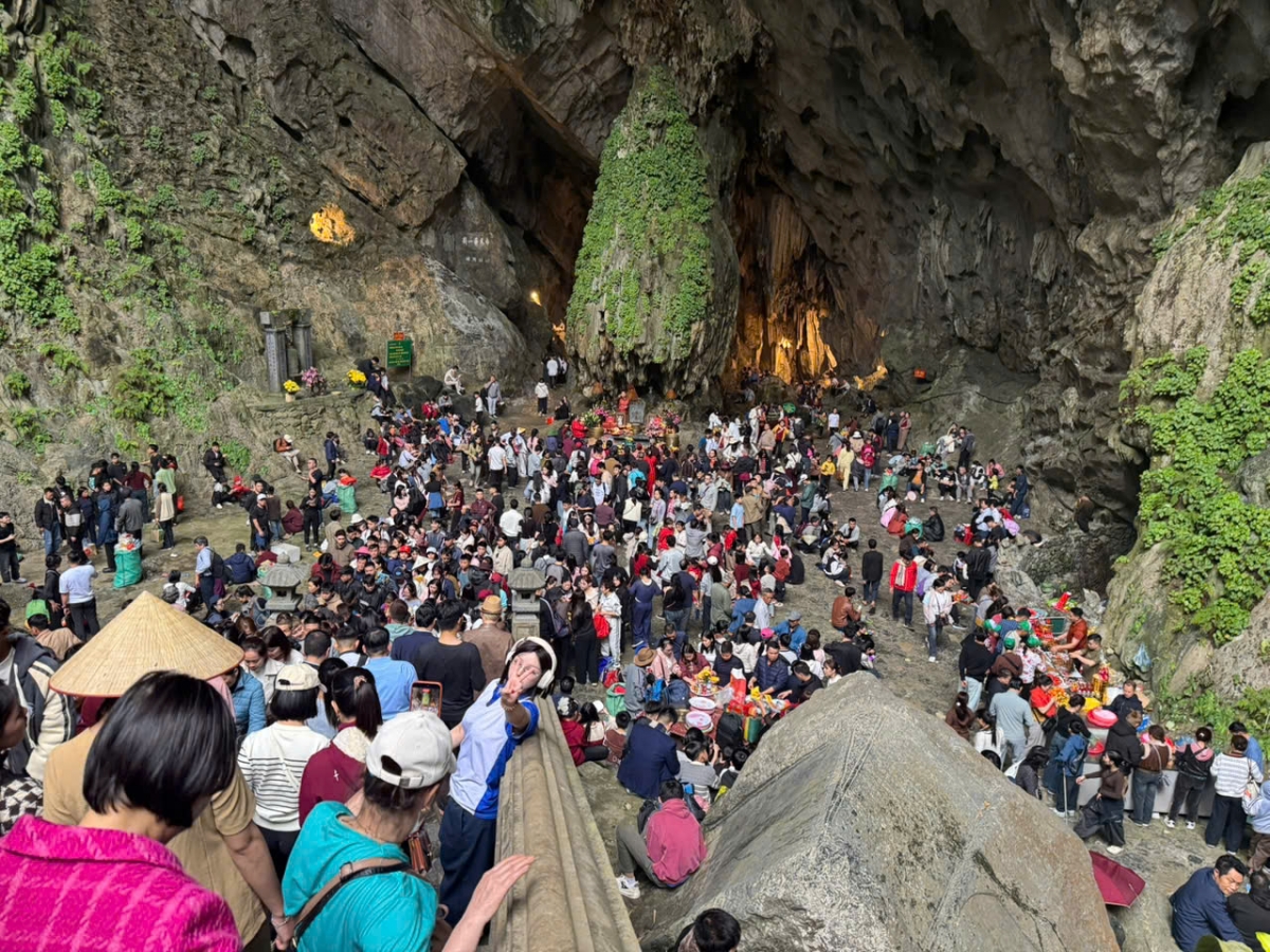 Hàng nghìn du khách trẩy hội du lịch Chùa Hương trong ngày đầu xuân