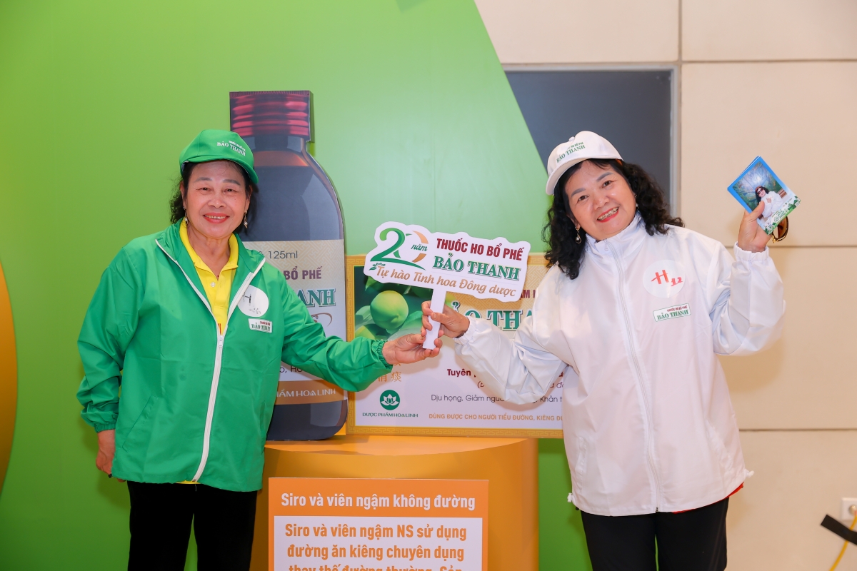 Nụ cười rạng rỡ luôn nở trên môi những người trung niên và cao tuổi tham dự sự kiện