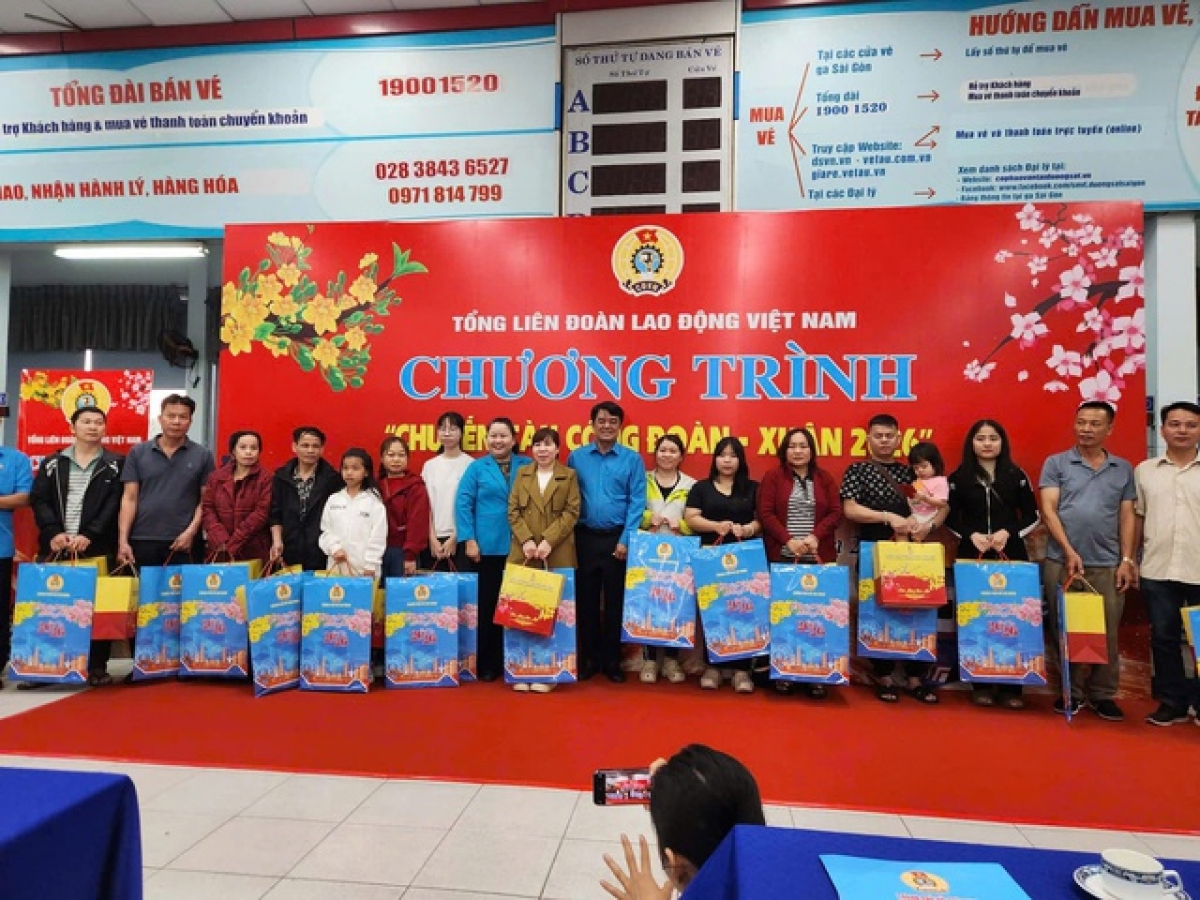 Chủ tịch Liên đoàn Lao động TPHCM Bùi Thanh Nhân trao quà cho các đoàn viên.