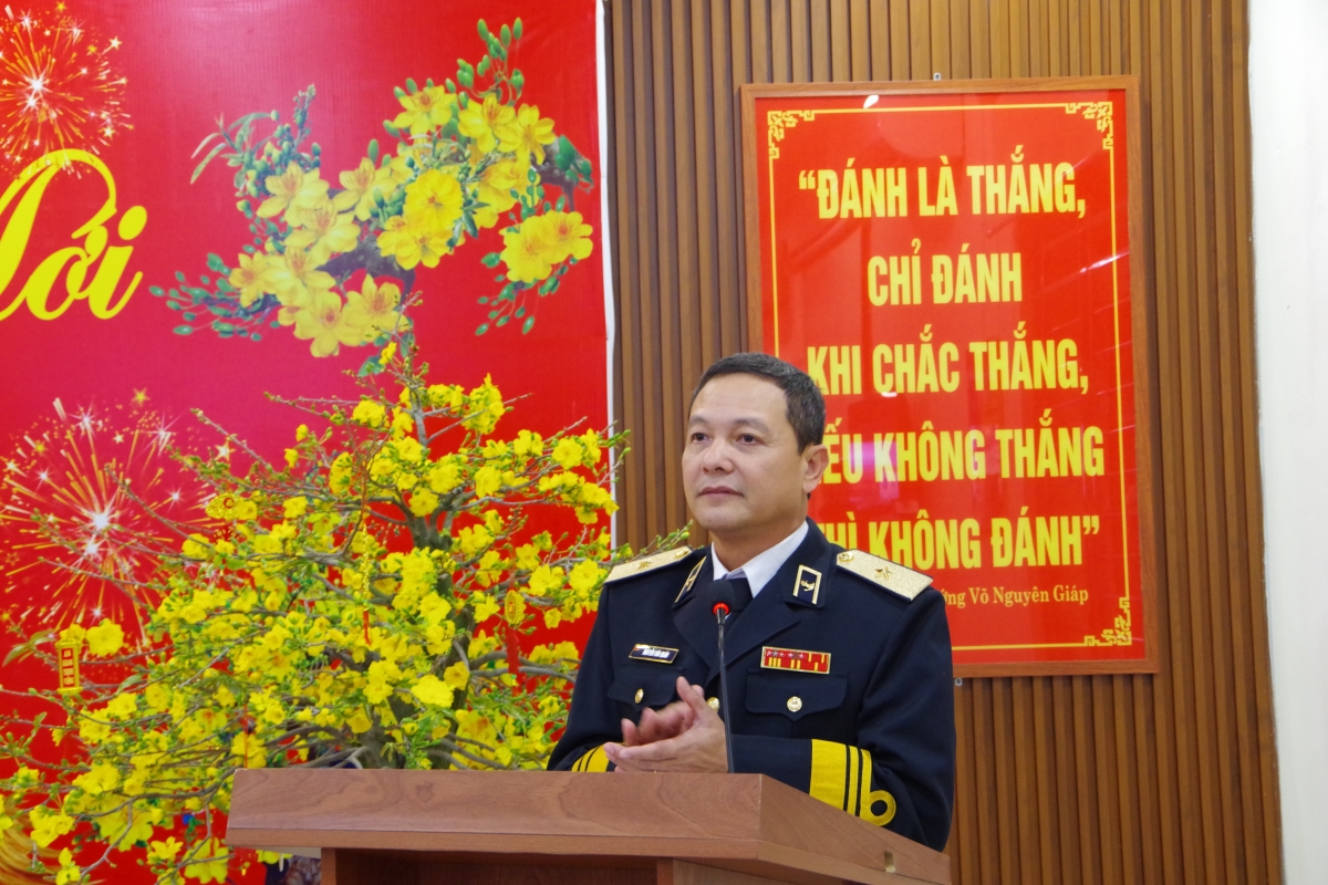 Chuẩn Đô đốc Nguyễn Văn Quán đã ân cần thăm hỏi, nắm tình hình đời sống và công tác chuẩn bị đón Tết của các đơn vị trên biển