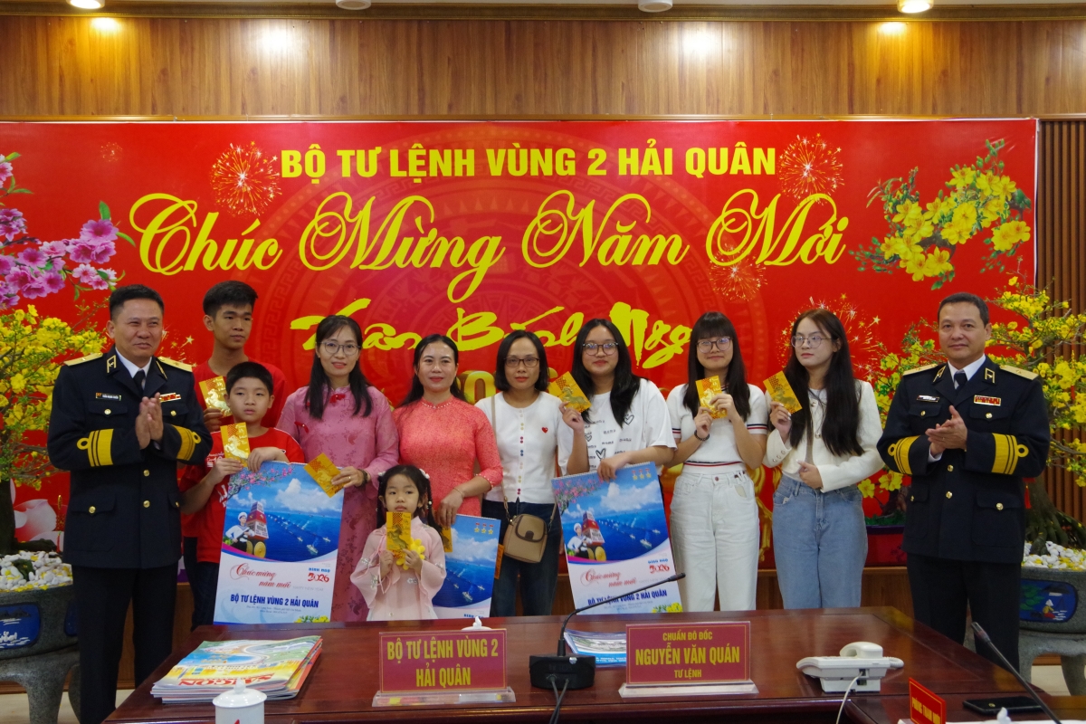 Thủ trưởng BTL Vùng gửi quà chúc Tết đến gia đinh quân nhân