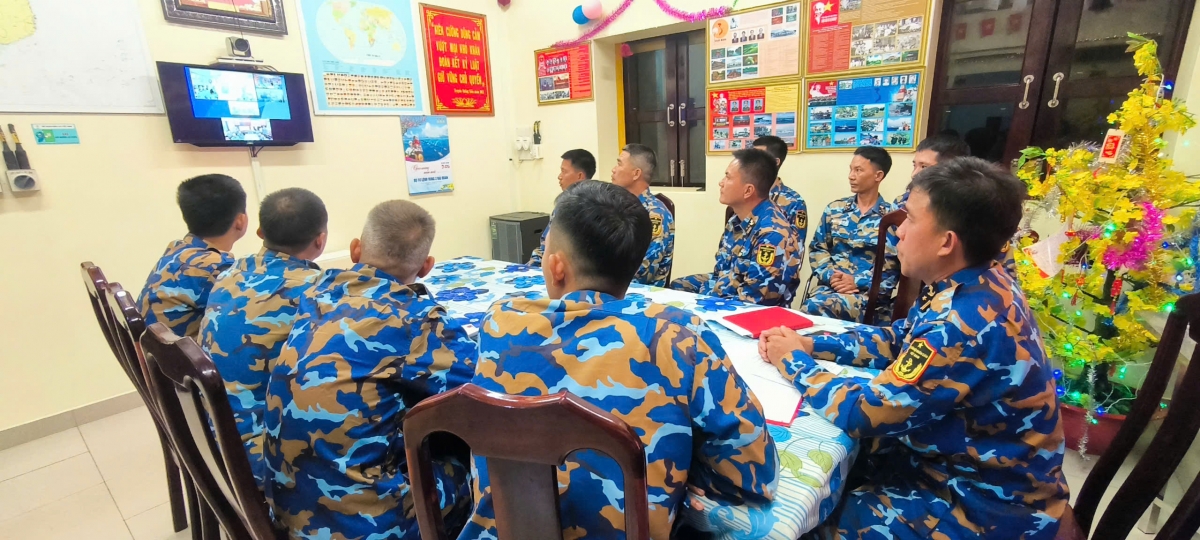 Cán bộ, chiến sĩ Nhà giàn DK1/21 dõi theo lời chúc Tết từ Thủ trưởng Bộ Tư lệnh Vùng qua màn hình trực tuyến