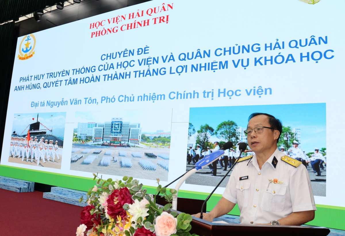 Đại tá Nguyễn Văn Tôn, Phó Chủ nhiệm Chính trị giới thiệu chuyên đề