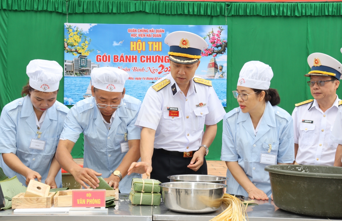 Đồng chí Đại tá Nguyễn Đình Giảng động viên đội thi Văn phòng.