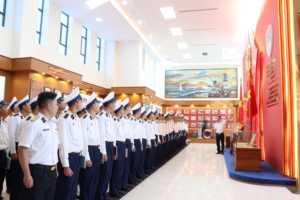 Học viên Khoá 70 tham quan Phòng Truyền thống Học viện