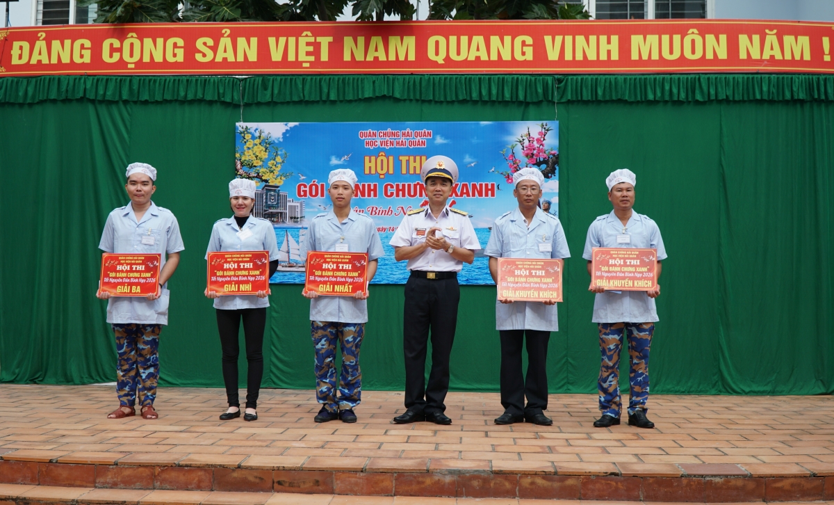 Ban Tổ chức trao thưởng cho các đội thi