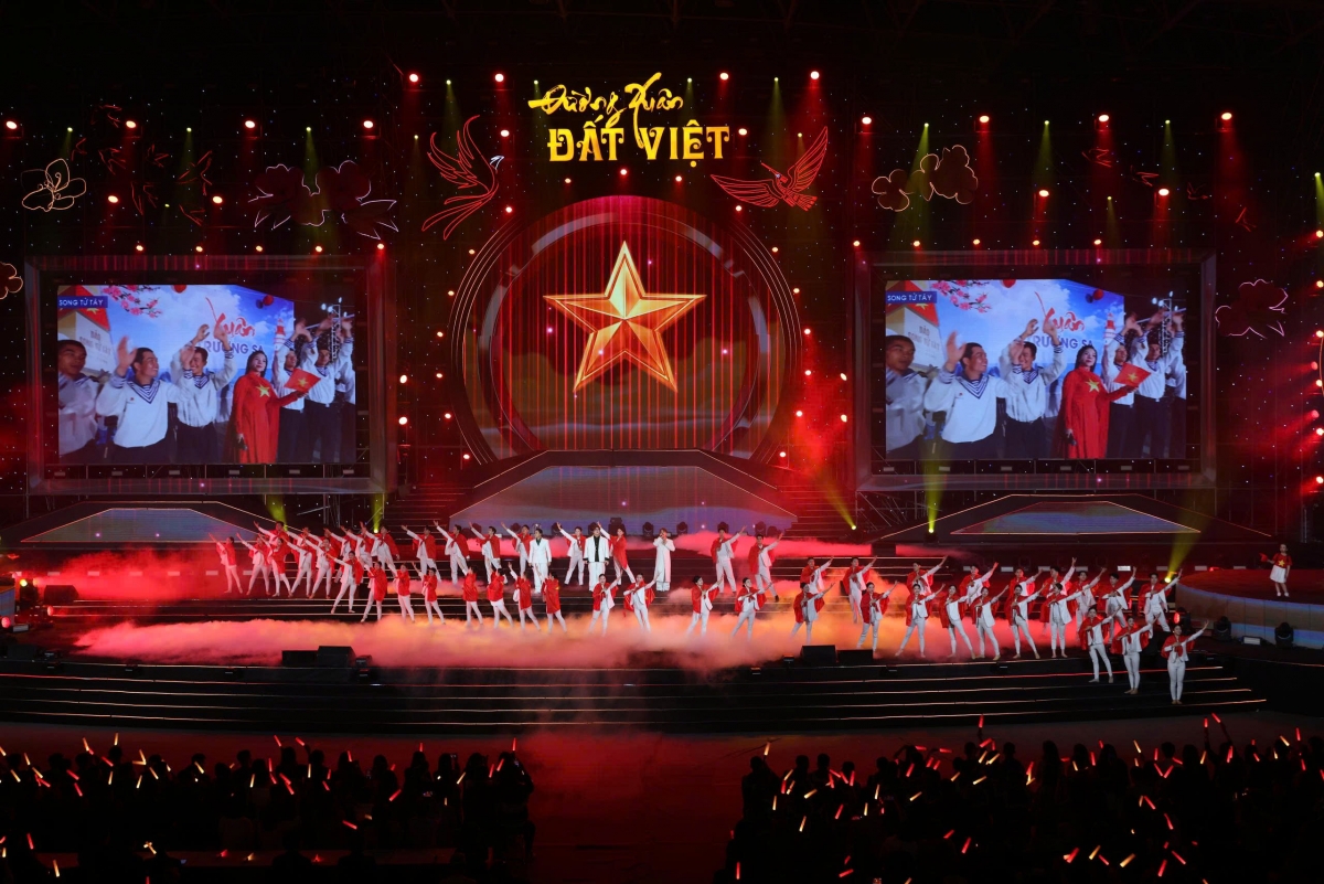 Hình ảnh đất nước, con người Việt Nam được tái hiện nổi bật trong chương trình thông qua ngôn ngữ nghệ thuật hiện đại