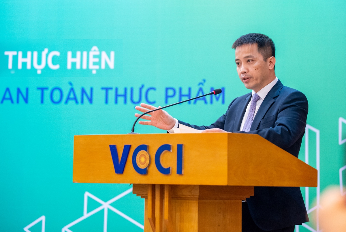 Ông Đậu Anh Tuấn, Phó Tổng Thư ký, Trưởng Ban Pháp chế VCCI phát biểu tại hội thảo