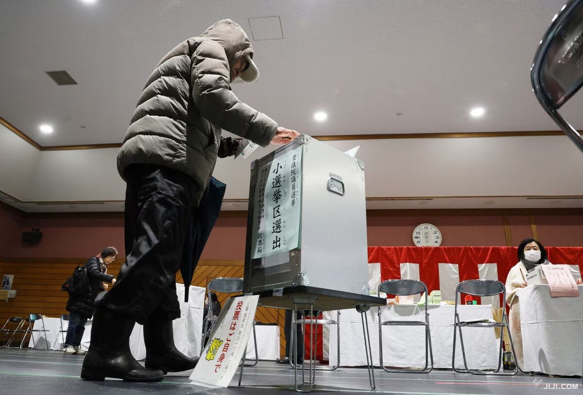 Hoạt động bỏ phiếu bầu cử Hạ viện Nhật Bản lần thứ 51 đang diễn ra tại 44.642 điểm bỏ phiếu toàn quốc (ảnh Jiji Press)