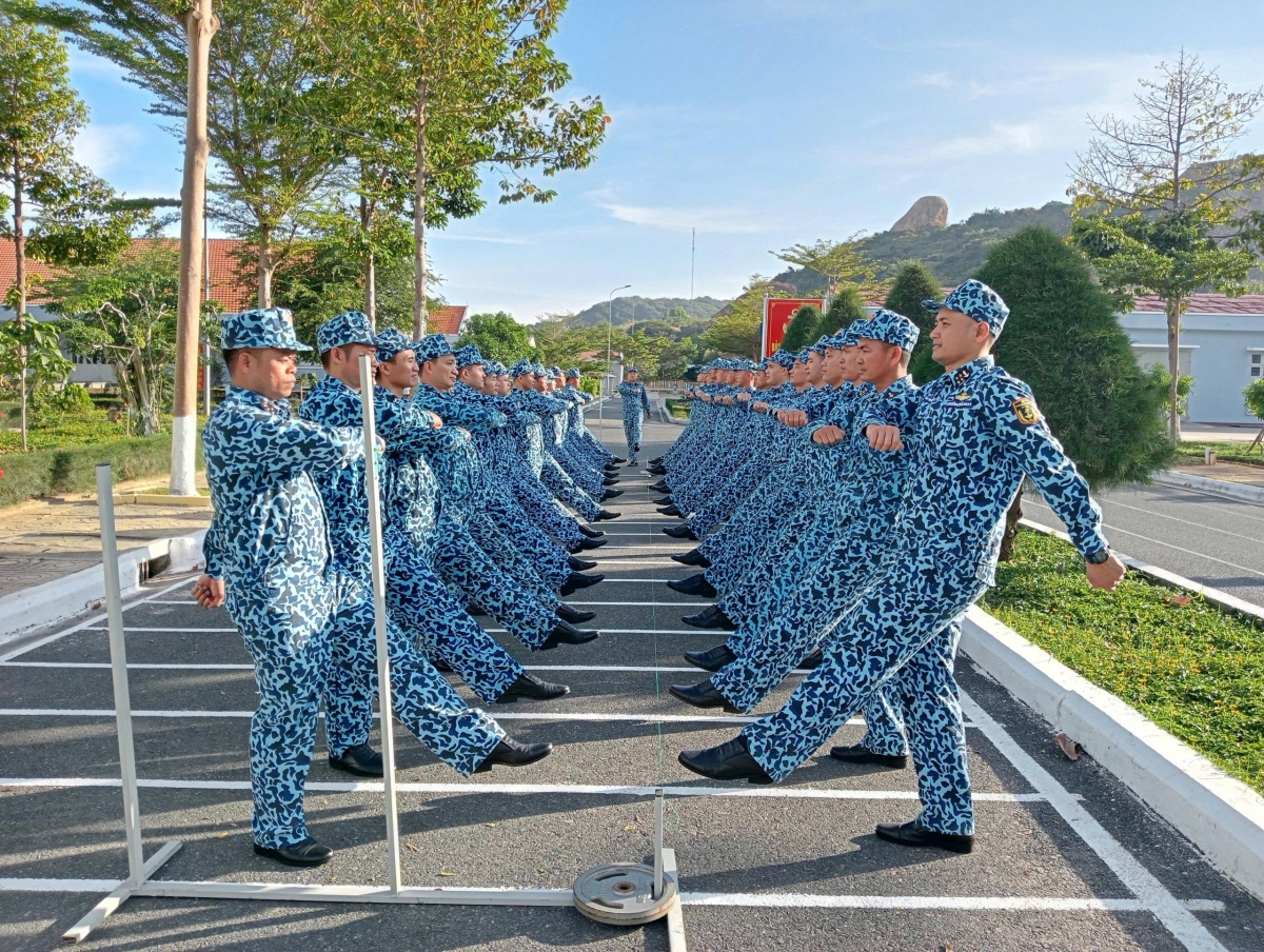 Huấn luyện điều lệnh đội ngũ