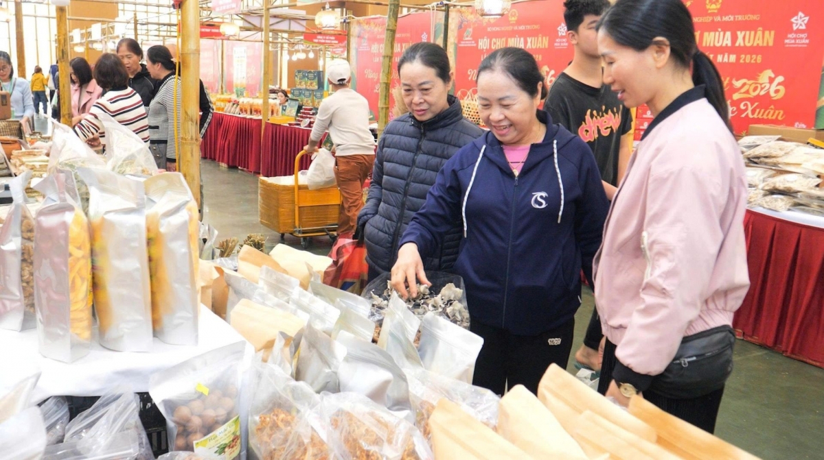 Hội chợ mùa xuân 2026 thu hút đông khách thăm quan, mua sắm