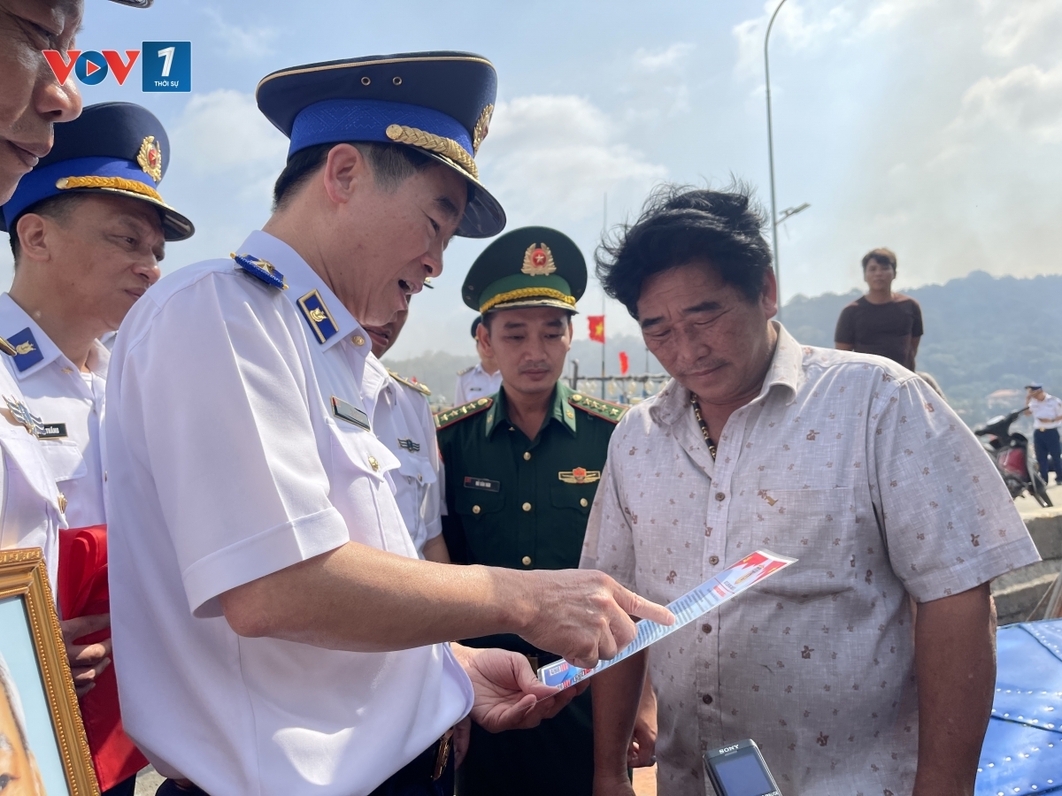 Ngư dân được cán bộ Cảnh sát biển tuyên truyền về pháp luật trên biển.