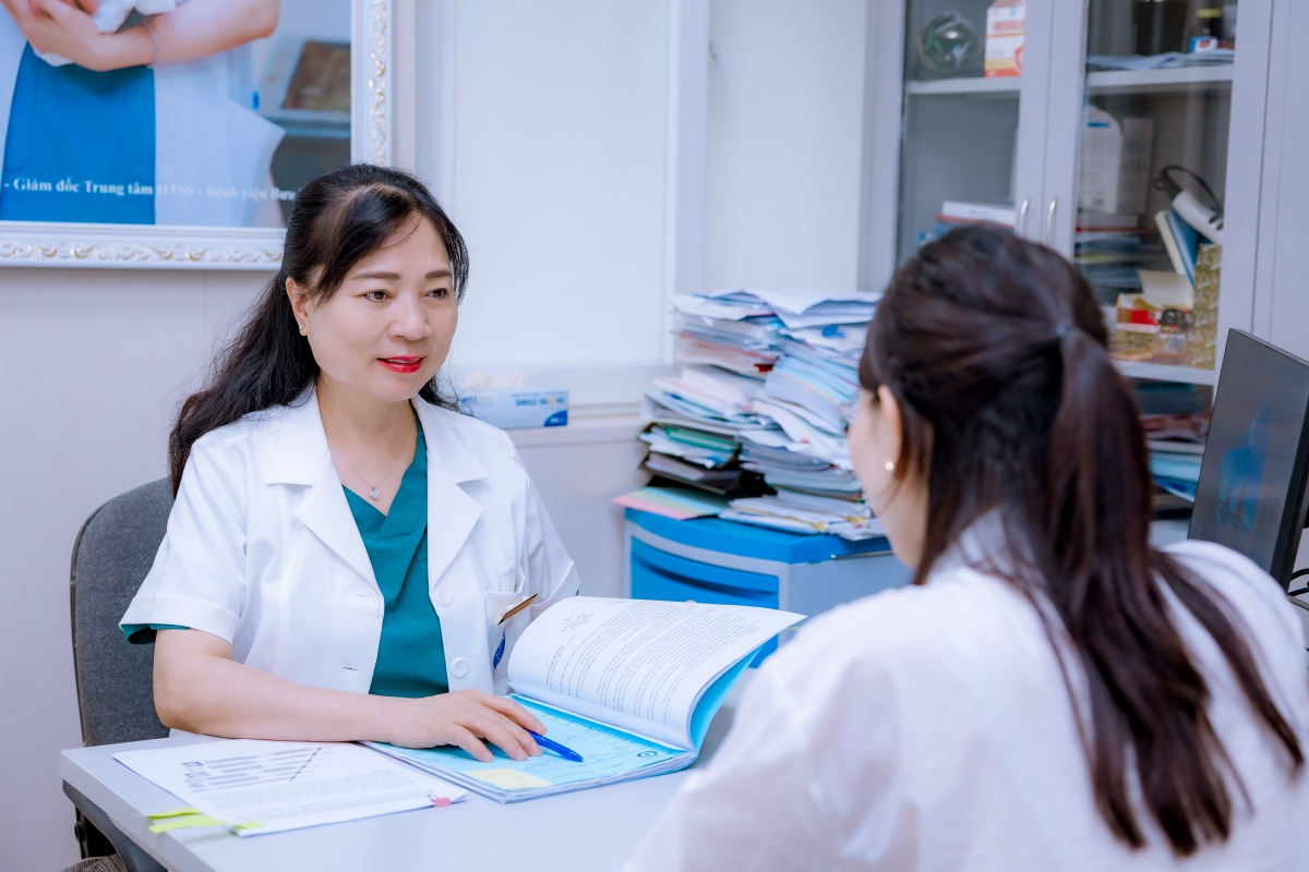 BS Nguyễn Thị Nhã trong buổi thăm khám, tư vấn miễn phí cho người bệnh vô sinh, hiếm muộn mong con
​​​​