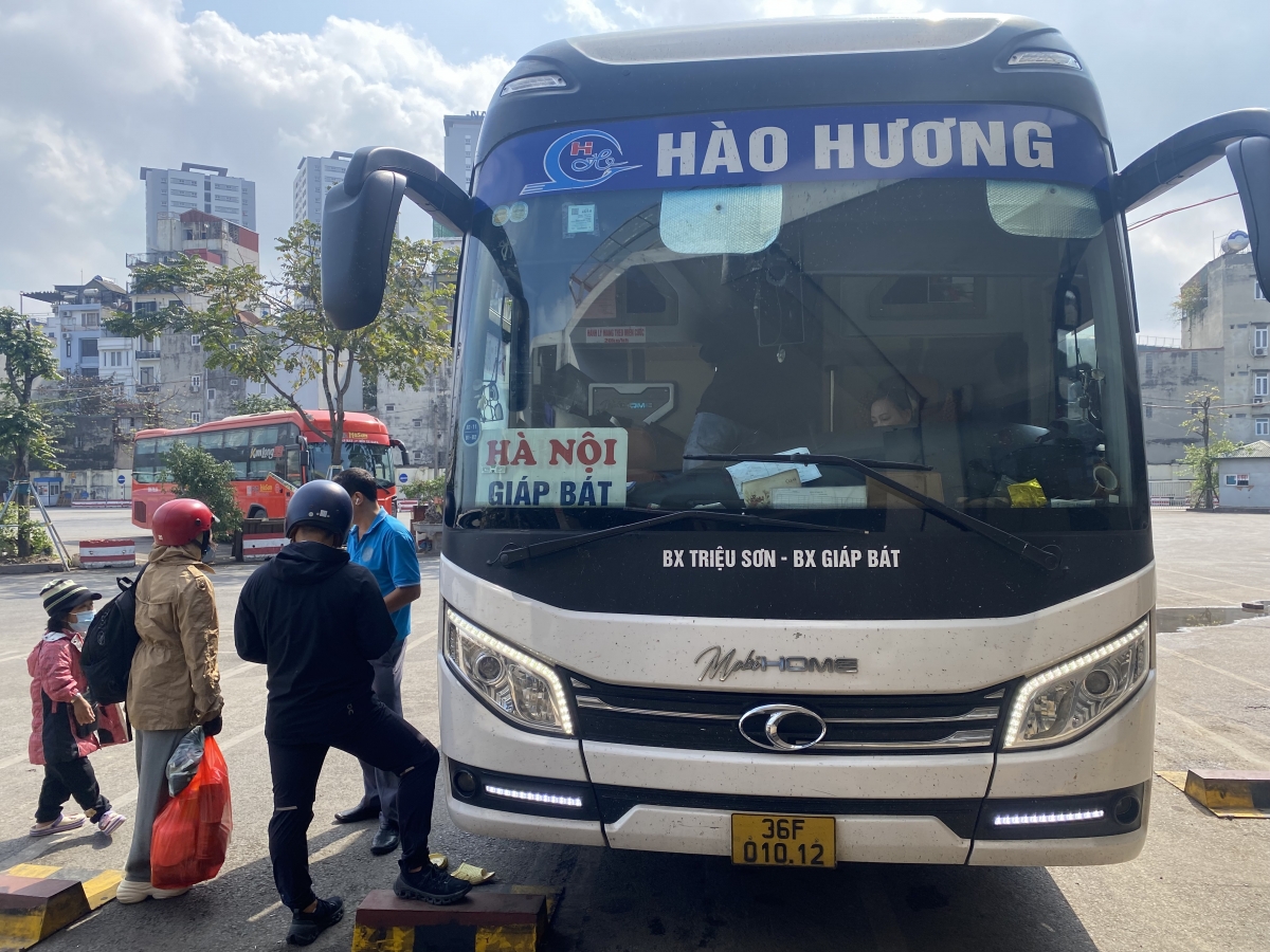 Người dân đi xe khách về Thanh Hóa từ bến xe Giáp Bát trưa 30 Tết